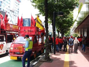 Massa Buruh Demo Tolak Omnibus Law Mulai Berkumpul di Jalan MH Thamrin