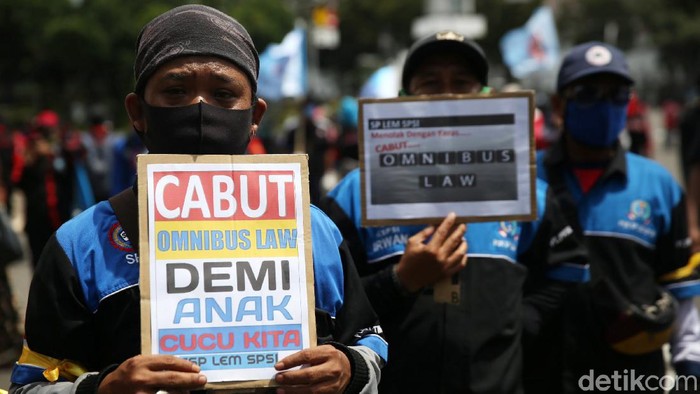 Sejumlah organisasi buruh melakukan aksi unjuk rasa di Patung Kuda, Bundaran Hotel Indonesia, Jakarta, Kamis (22/10/2020). Mereka menolak undang-undang omnibus law dan meminta presiden menerbitkan perpu.