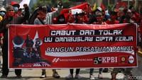 Buruh melakukan long march dari titik kumpul ke Patung Kuda, Jakarta Pusat.