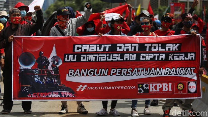 Sejumlah organisasi buruh melakukan aksi unjuk rasa di Patung Kuda, Bundaran Hotel Indonesia, Jakarta, Kamis (22/10/2020). Mereka menolak undang-undang omnibus law dan meminta presiden menerbitkan perpu