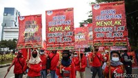 Beragam poster penolakan terhadap Omnibus Law UU Cipta Kerja dibentangkan di sepanjang jalan menuju Patung Kuda.
