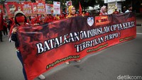 Mereka kompak mengenakan pakaian merah khas warna dari KASBI.