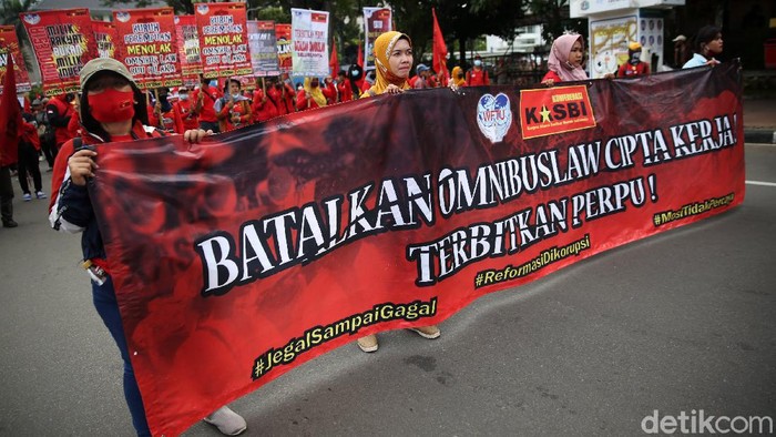 Sejumlah organisasi buruh melakukan aksi unjuk rasa di Patung Kuda, Bundaran Hotel Indonesia, Jakarta, Kamis (22/10/2020). Mereka menolak undang-undang omnibus law dan meminta presiden menerbitkan perpu