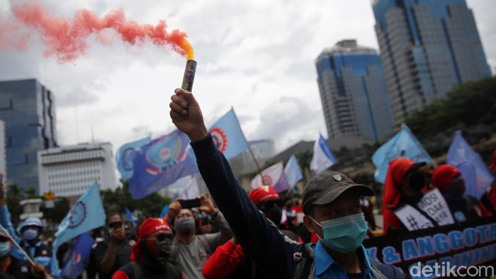 Sejumlah organisasi buruh melakukan aksi unjuk rasa di Patung Kuda, Bundaran Hotel Indonesia, Jakarta, Kamis (22/10/2020). Mereka menolak undang-undang omnibus law dan meminta presiden menerbitkan perpu