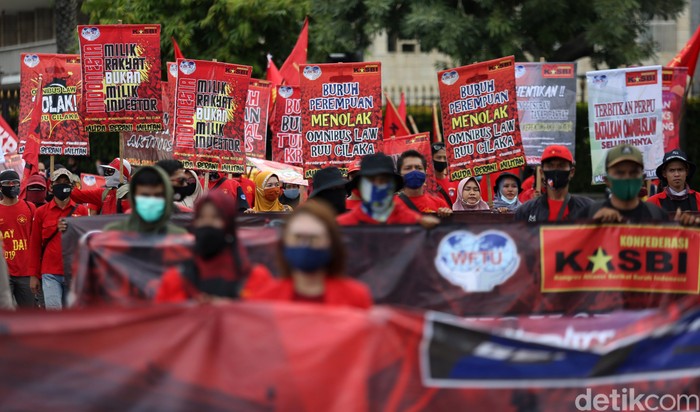 Sejumlah organisasi buruh melakukan aksi unjuk rasa di Patung Kuda, Bundaran Hotel Indonesia, Jakarta, Kamis (22/10/2020). Mereka menolak undang-undang omnibus law dan meminta presiden menerbitkan perpu