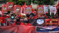 Massa buruh berjalan kurang lebih 1 km dari titik kumpul ke Patung Kuda.