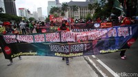 Sekitar 20 menit massa buruh ini melakukan aksi long march.