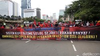 Buruh kembali turun ke jalan untuk menolak Omnibus Law UU Cipta Kerja.