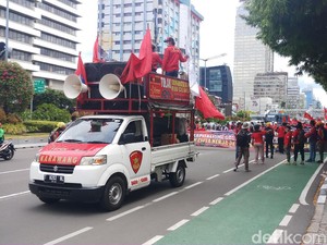 Massa Buruh Tolak Omnibus Law Long March ke Patung Kuda