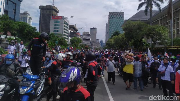 Massa demo buruh konvoi motor ke Patung Kuda, Kamis (22/10) pukul 13.50 WIB (Arun/detikcom)