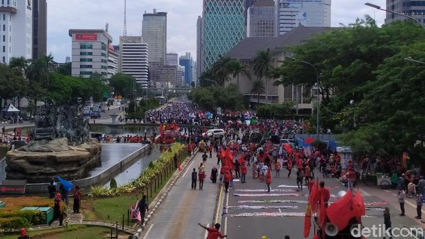 Massa demo buruh konvoi motor ke Patung Kuda, Kamis (22/10) pukul 13.50 WIB (Arun/detikcom)