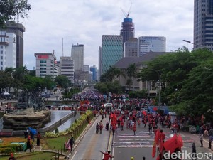 Massa Buruh Tolak Omnibus Law Kembali Demo di Patung Kuda