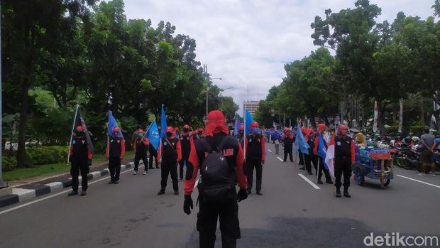 Massa demo buruh mulai berdatangan di Patung Kuda, Kamis (22/10) pukul 11.35 WIB (Arun/detikcom)