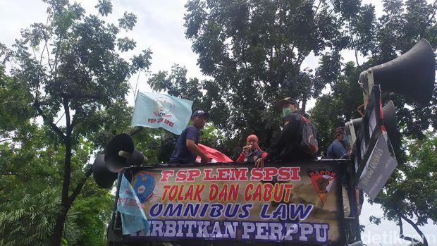 Massa demo buruh mulai berdatangan di Patung Kuda, Kamis (22/10) pukul 11.35 WIB (Arun/detikcom)