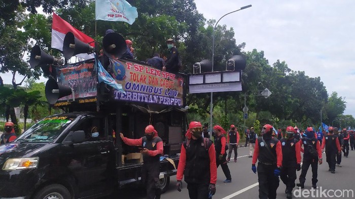 Massa demo buruh mulai berdatangan di Patung Kuda, Kamis (22/10) pukul 11.35 WIB (Arun/detikcom)