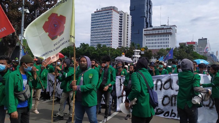 Massa mahasiswa merapat ke Patung Kuda Monas (Foto: Luqman/detikcom)