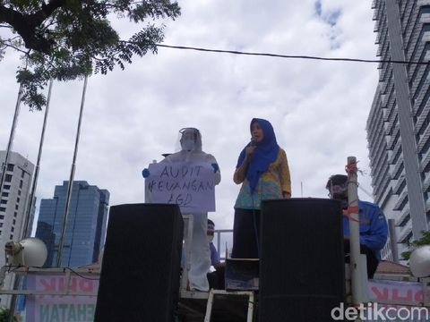 Massa pekerja ambulans DKI demo tolak omnibus law di Balai Kota (Lukman/detikcom)