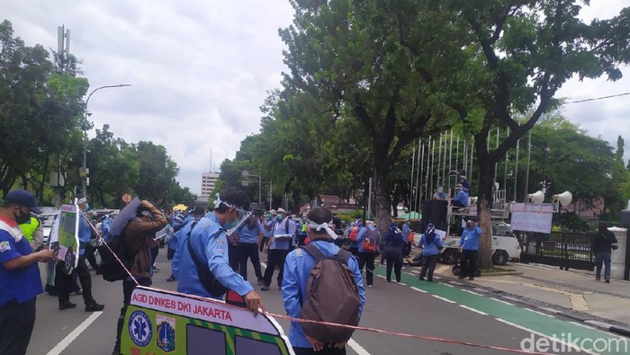 Massa pekerja ambulans DKI demo tolak omnibus law di Balai Kota (Lukman/detikcom)