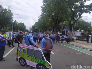 Pekerja Ambulans DKI Demo Anies Tolak PHK di Balai Kota, Lalin Macet