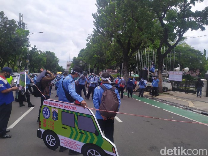 Massa pekerja ambulans DKI demo tolak omnibus law di Balai Kota (Lukman/detikcom)