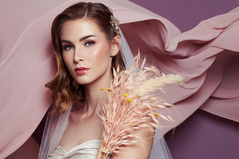Mba Tina, Model Bule Cantik yang Hobi Masak dan Berkebun di Indonesia