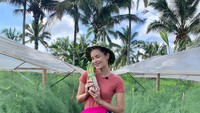 Selain hobi makan, Mba Tina juga senang berkebun. Saat di Bali, ia asyik panen asparagus. Wajah senangnya tak bisa disembunyikan. Foto: instagram @mbatinabuleofficial