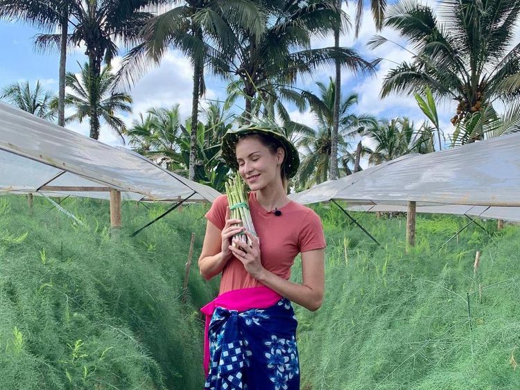 Mba Tina, Model Bule Cantik yang Hobi Masak dan Berkebun di Indonesia