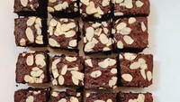 Tak hanya hobi makan, Mba Tina juga jago masak. Ia bahkan membuka bisnis brownies yang diracik dengan resepnya sendiri. Foto: instagram @mbatinabuleofficial