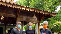 Bersama sang suami, Mba Tina Bule juga pernah makan bareng Gubernur Jawa Tengah, Ganjar Pranowo. Mereka memilih makan di rumah makan dengan bangunan khas Jawa.  Foto: instagram @mbatinabuleofficial