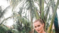 Mba Tina yang juga dikenal sebagai model ini menjaga betul berat badannya. Tak heran kalau ia selalu menyantap makanan sehat.  Foto: instagram @mbatinabuleofficial