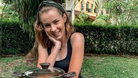 Mba Tina yang kini bisa berbahasa Indonesia ini juga senang traveling. Sambil jalan-jalan, ia pun menjajal kuliner khasnya.  Foto: instagram @mbatinabuleofficial