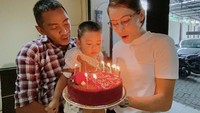 Selain plesiran sambil kulineran bareng suami, Mba Tina juga kerap mengajak buah hatinya. Ibu satu anak ini dikenal dekat dengan keluarga.  Foto: instagram @mbatinabuleofficial