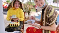 Nah kalau yang satu ini pose Mba Tina makan bersama Gubernur Lampung. Mengenakan kain tenun khas Lampung, Mba Tina asyik menikmati kudapan.  Foto: instagram @mbatinabuleofficial