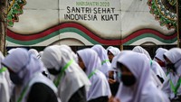 Kegiatan tersebut digelar untuk memperingati Hari Santri Nasional dengan tema Santri Sehat, Indonesia Kuat yang jatuh pada hari ini. ANTARA FOTO/Fauzan  