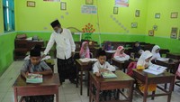 Guru menggunakan busana muslim mengajar di SDN Gladak Anyar 2, Pamekasan, Jawa Timur, Kamis (22/10/2020). Dalam rangka memperingati hari santri Pemkab Pamekasan mewajibkan siswa dan ASN di kabupaten itu menggunakan busana muslim. ANTARA FOTO/Saiful Bahri  