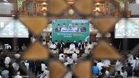 Istighosah Kubro yang dipimpin oleh Gubernur Jawa Barat Ridwan Kamil dan Habib Luthfi bin Yahya tersebut digelar untuk memperingati Hari Santri Nasional. ANTARA FOTO/Raisan Al Farisi  