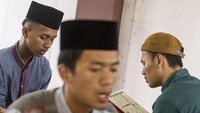 Sejumlah santri mengulang kembali hafalan Al Quran di Pondok Pesantren Mandalla Khair, Rengasdengklok, Karawang, Jawa Barat. Tema Santri Sehat Indonesia Kuat dipilih dengan harapan Indonesia segera bebas dari wabah COVID-19. ANTARA FOTO/M Ibnu Chazar  