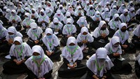 Sejumlah santri mengikuti kegiatan doa Istighosah di Pondok Pesantren An-Nuqthah, Kota Tangerang, Banten, Kamis (22/10/2020). ANTARA FOTO/Fauzan  