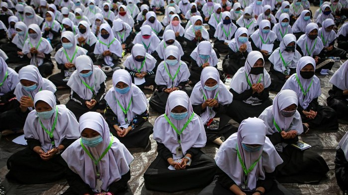 Memperingati Hari Santri Nasional dengan tema Santri Sehat, Indonesia Kuat yang jatuh pada hari ini.  ANTARA FOTO