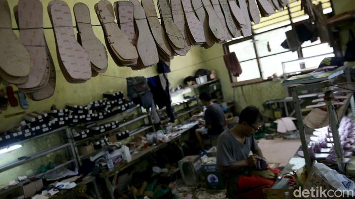 Pekerja tengah menyelesaikan pembuatan sendal dan sepatu wanita di kawasan Tangerang Selatan, Kamis (22/10/2020).