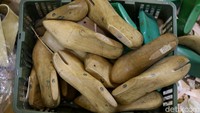 Dalam menentukan jenis bahan dan alat yang digunakan pada usaha rumahan pembuatan sepatu, sepenuhnya tergantung pada jenis sepatu yang ingin diproduksi.   