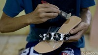 Proses pembuatan sepatu terdiri dari dua bagian yaitu pembuatan bagian upper dan bottom.  