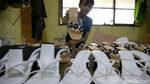 Foto Produksi Sandal Rumahan yang Banjir Pesanan