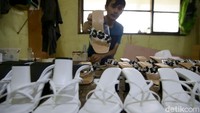 Produk sandal / sepatu tersebut merupakan pesanan dari beberapa toko online.  