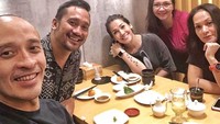 Momen kuliner antara Mieke dan Tora juga tampak saat makan di restoran Jepang. Mereka kompak memesan menu sushi. Foto: Instagram @mieke_amalia