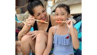 Selain dengan sang suami, Mieke Amalia sering kulineran seru bersama buah hati. Seperti saat liburan ini, mereka asyik makan es krim. Foto: Instagram @mieke_amalia