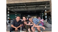 Nah, ini bukti lain dari kemesraan Mieke Amalia dan Tora Sudiro saat liburan. Mereka nongkrong di kafe hits Bali. Foto: Instagram @mieke_amalia