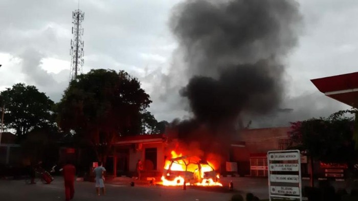 Mobil hangus terbakar di SPBU Cianjur.