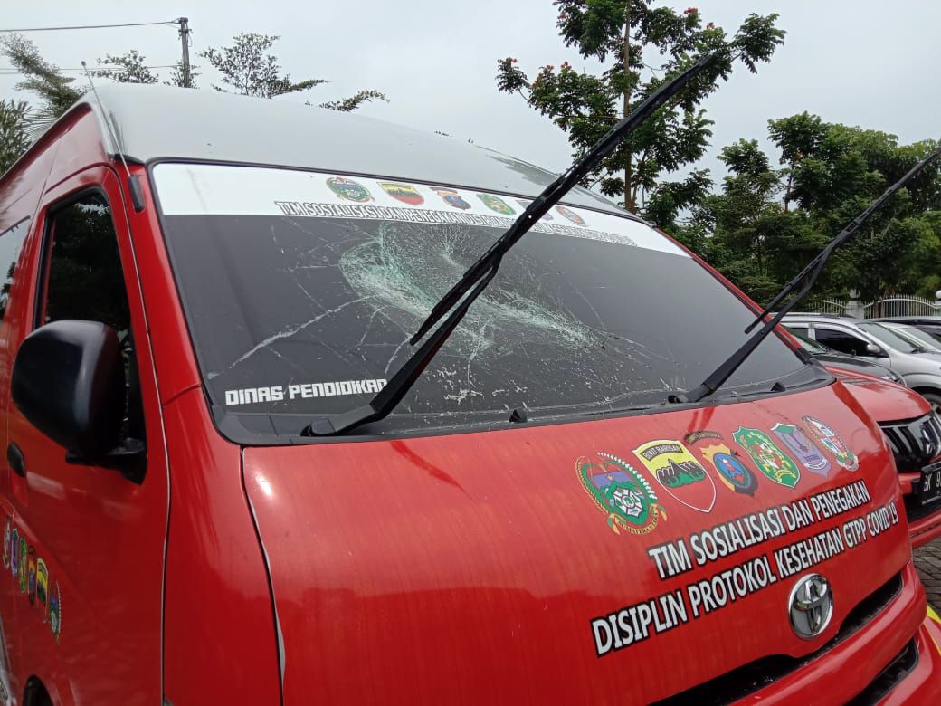 Mobil Satgas COVID-19 yang diduga dirusak saat razia protokol kesehatan di Sumut