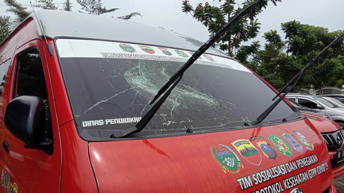 Mobil Satgas COVID-19 yang diduga dirusak saat razia protokol kesehatan di Sumut